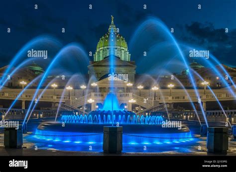 Pennsylvania capital building and fountain Stock Photo - Alamy