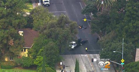 1 Dead After Car Crashes Into Pole Splits In Half In Pasadena Cbs