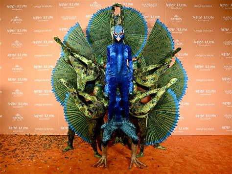 Mit Zehn Helfern Heidi Klum Feiert Halloween Als Schillernder Pfau