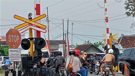 PERLINTASAN KERETA API JPL 71 TEGUHAN SRAGEN RAILROAD CROSSING KA