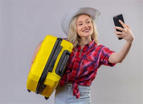 Souriant Voyageur Jeune Fille Portant Une Chemise Rouge Au Chapeau