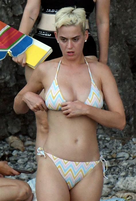 Katy Perry Goes Make Up Free As She Displays Her Stunning Figure In A