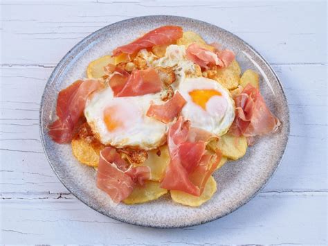 Huevos estrellados con jamón, receta perfecta y fácil con patata