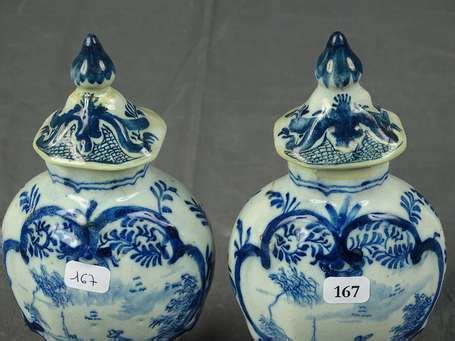 Delft Paire de petits vases balustres couverts en faïence camaïeu