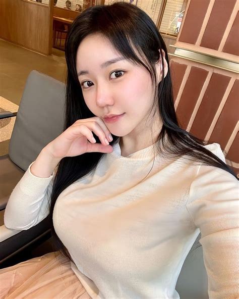 Hot girl ngực khủng gây chú ý khi diện đồ hở hang muối kim chi
