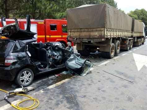 Acidente Entre Carro E Caminh O Deixa Dois Mortos Em Panambi Alcir