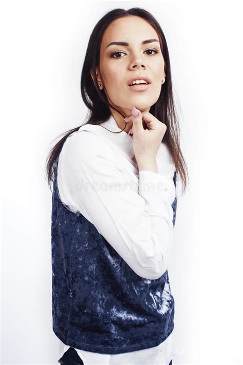 Jovem Feliz Sorrindo Garota Latina Americana Emocionada Se Posando Sobre O Estilo De Vida Branco