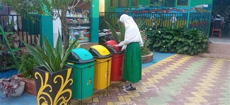 Mis Nor Rahman Terima Bantuan Tempat Sampah Dari Dlh Provinsi Mi Nor