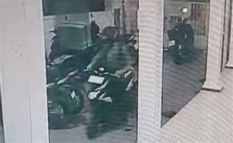 Aksi Maling Motor Di Masjid Depok Terekam CCTV Okezone Megapolitan