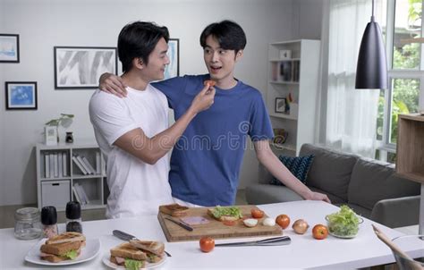 Casal Gay Asiático Cozinhando Em Kitchenlgbbb Homens Casais Estão Se Divertindo Juntos Enquanto