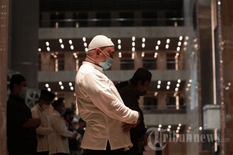 Salat Tarawih Pertama Di Masjid Istiqlal Foto Tribunnews