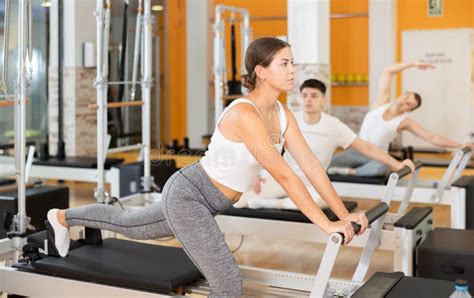 Una Chica Trabaja En El Gimnasio Y Realiza Ejercicios Para Estirar Los