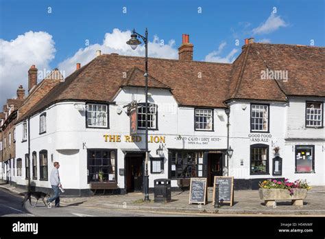 14th Century The Red Lion Pub High Street Lenham Kent England Stock