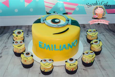 Minion Cake With Cupcakes