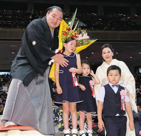 元横綱鶴竜の鶴竜親方が引退相撲「お父さんの夢かなえられた」父のはさみ入れに涙 元朝青龍ダグワドルジさんからは祝福のキス：中日スポーツ・東京