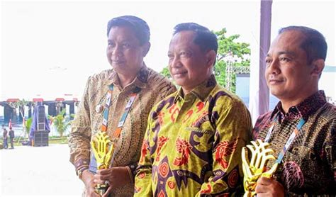 Pemkot Ambon Terima Penghargaan Anugerah Investasi Pesisir Maluku Post