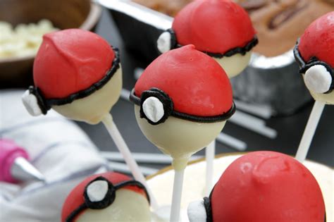 Pokeball Cake Pops