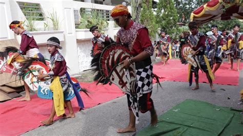 TARI SEMBAHAN KUDA KEPANG MANUNGGAL SATRIA BUDAYA YouTube