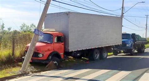 Caminh O Bate Contra Poste E Rompe Fia O El Trica Em Bairro De