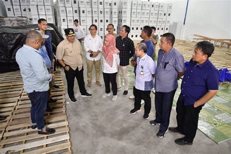 Pastikan Kesiapan Pemilu Pj Gubernur Sulsel Tinjau Gudang Logistik KPU