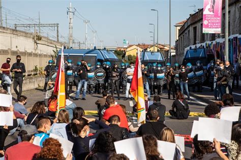 Cpr Di Via Corelli A Milano Presidio Per Bloccare L Ingresso Del