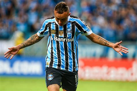 Atuações Everton voa faz dois e lidera o Grêmio em goleada na