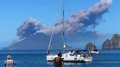 Forte eruzione dello Stromboli Il cielo si è oscurato