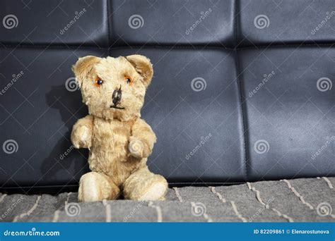 Vieil Nounours Ours De Vintage Se Reposant Sur Le Sofa Image Stock