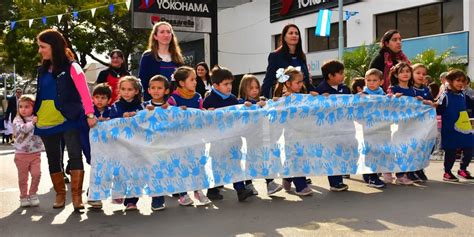 A Las Comienza El Desfile Del De Julio Sobre La Avenida Eva Per N