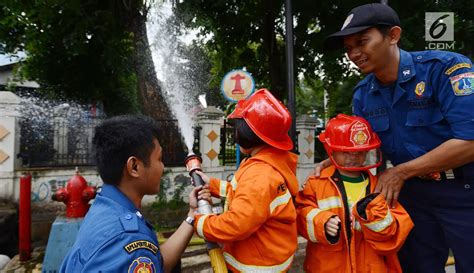 Foto Mengenalkan Profesi Pemadam Kebakaran Kepada Anak Usia Dini