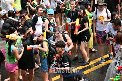 포토 신촌물총축제 오늘은 무조건 쏘고 본다 ① 뉴스토피아