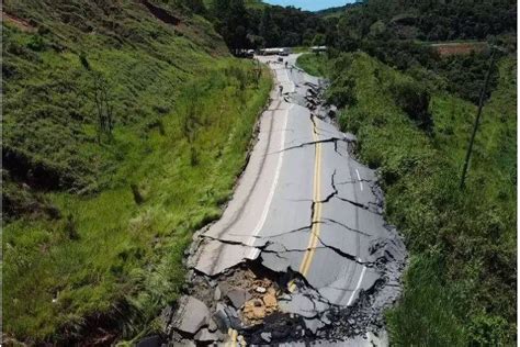 BR 381 continua interditada em Nova Era MG após deslizamento de terra