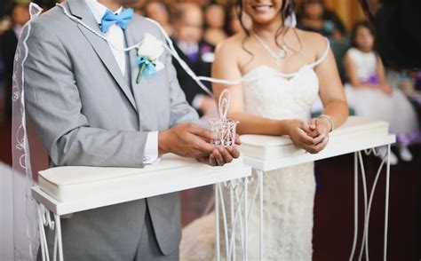 Una Novia Y Un Novio Se Paran Frente A Una Multitud En Una Ceremonia De