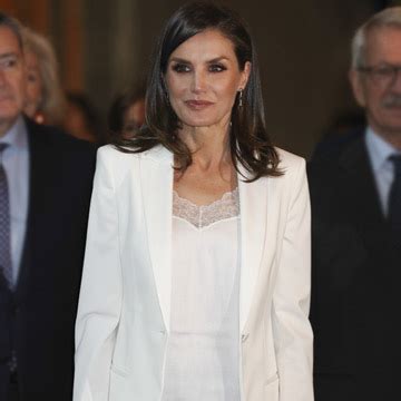 Reina Letizia B Sicos Que Definen Su Estilo De Entretiempo Foto