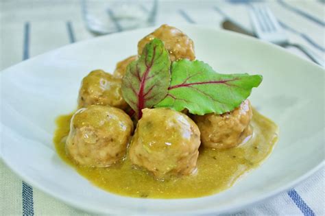 Albondigas De Pollo Con Salsa Ligera De Espinacas Y Queso