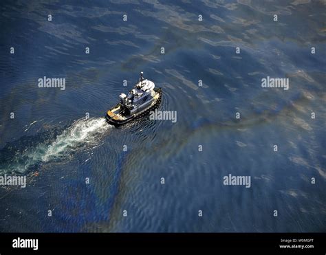 Un Remolcador Pasa Por El Aceite Derramado De La Deepwater Horizon