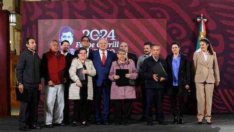 Andrés Manuel López Obrador Celebra Aniversario Electoral Entregando