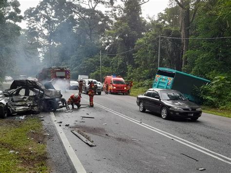 Dua Rentung Kereta Dinaiki Terbakar Selepas Bertembung Dengan Lori