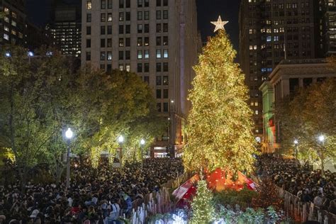 Chicagos Christmas Tree Lights Up Millennium Park Chicago Sun Times