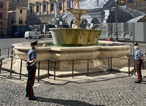 Roma Giovani Turisti Sorpresi A Fare Il Bagno Di Notte Nella Fontana