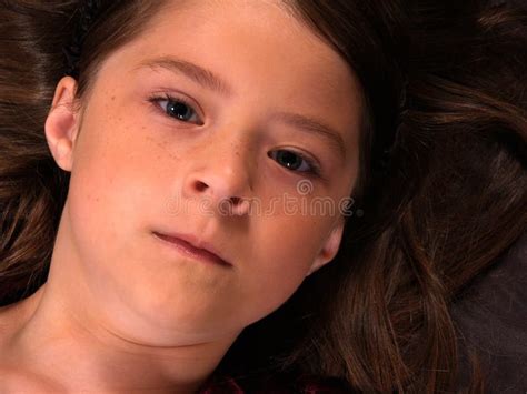 Petite Fille De Brunette Image Stock Image Du Cheveu 2211863