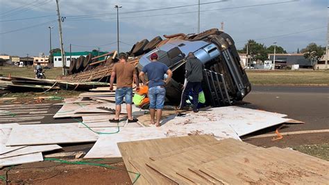 Motorista Fica Ferido Após Caminhão Tombar Em Foz Do Iguaçu Oeste E