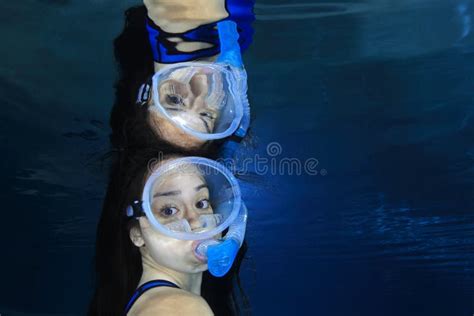 Sexy Wijfje Snorkeler Stock Afbeelding Image Of Ontdekking 57940929