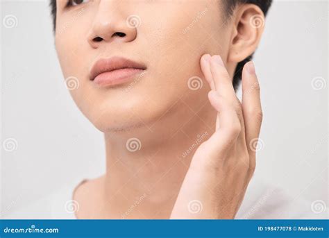 Hombre Guapo Tocando Su Rostro En Estudio De Retrato De Fondo Blanco