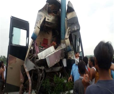 Accident At Agra Lucknow Expressway आगरा लखनऊ एक्सप्रेस वे पर बस हादसा एक की मौत One Killed