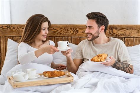 Romantic breakfast of couple in bed. | Textos coquetos, Mensajes de ...