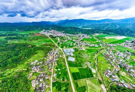 江西赣州：仲夏时节田园美 人民图片网