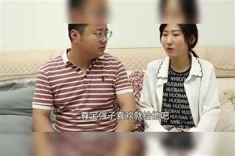 丈夫把工资卡给媳妇，婆婆知道后立马给儿媳抢走，丈夫一番话太暖心丈夫儿媳工资卡