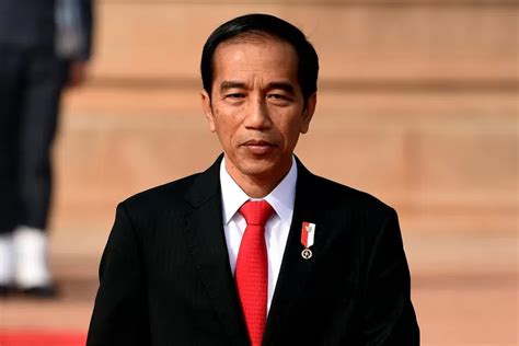 Sujud Syukur Presiden Jokowi Beri Kenaikan Gaji Ke Pada