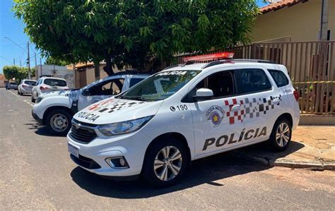 BANDIDOS INVADEM CASA FAZEM FAMÍLIA REFÉM E TROCAM TIROS A PM EM